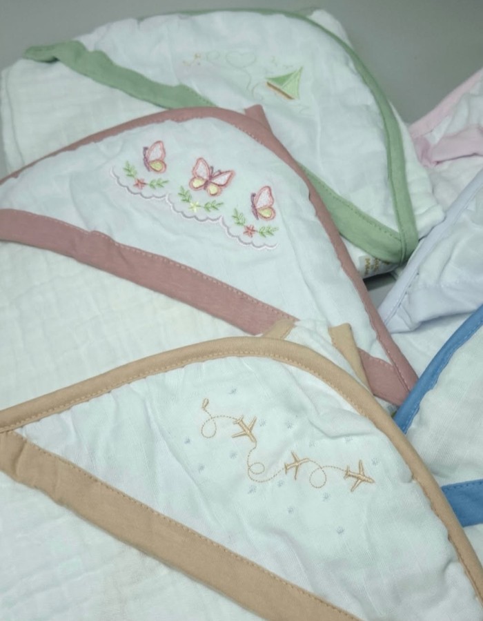 TOALHA SOFT COM CAPUZ BORDADO FRUTO DA MALHA 