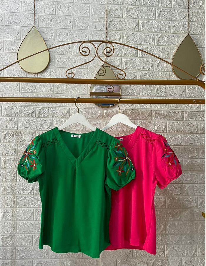 BLUSA TECIDO CREPE SEDA COM BORDADO NA MANGA