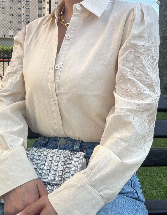 CAMISA COM BORDADO NA MANGA