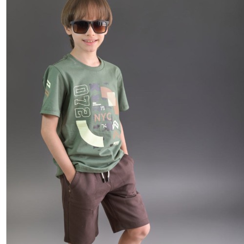 Camisa verde com bermuda marrom