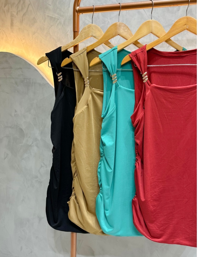Blusa com fivela metal e drapeado 