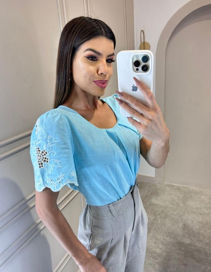 BLUSA TECIDO LINHO COM BORDADO NA MANGA 